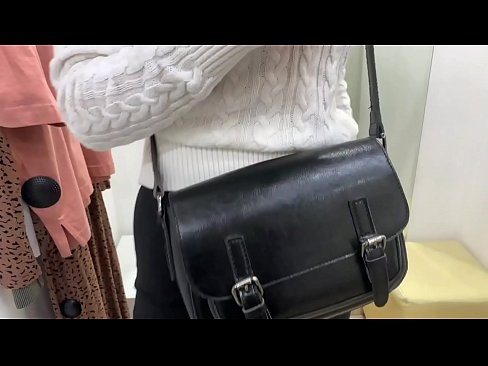 ❤️ Masturbazzjoni pubblika tal-kelba żagħżugħa FeralBerry b'dildo fil-kamra tal-armar Video tal-ħakk fil-porn mt.redpornpictures.ru ❌❤