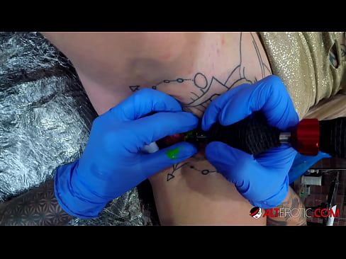 ❤️ Il-hottie tatwaġġjata ħafna Sully Savage għamlet tatwaġġ fuq il-klitoris tagħha Video tal-ħakk fil-porn mt.redpornpictures.ru ❌❤