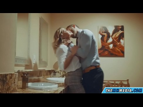 ❤️ Meta blonda busty seduces f'kamra tal-banju pubbliku Video tal-ħakk fil-porn mt.redpornpictures.ru ❌❤